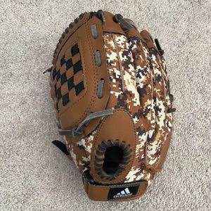 Left handed ADIDAS 11 inches Easy Close baseball glove